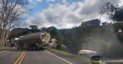 Acidente entre caminhões e caminhonete bloqueia parcialmente ERS-129, em Vespasiano Correa