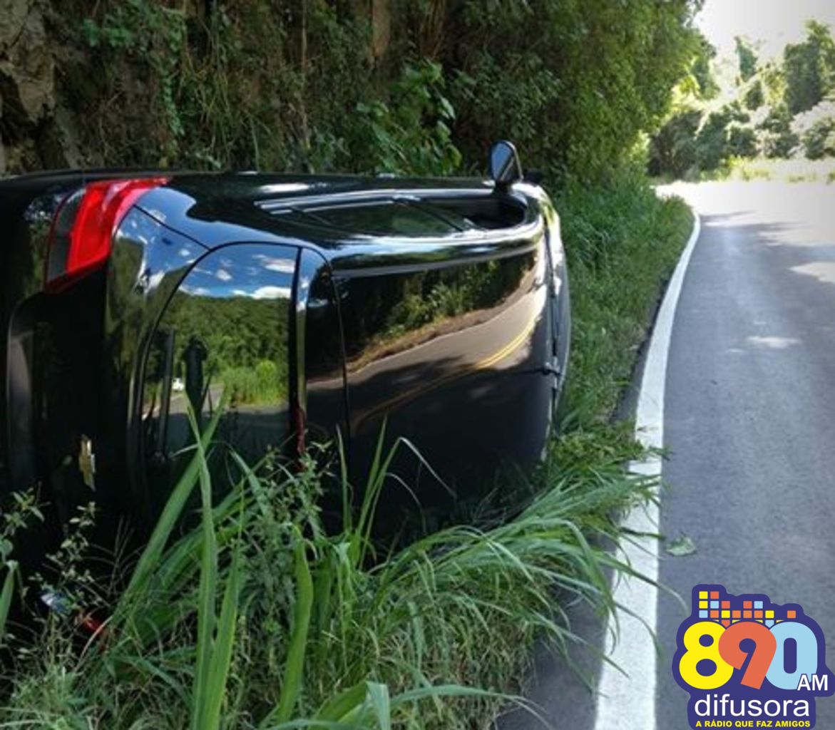 Veículo tomba em acidente na Serra das Antas na BR-470