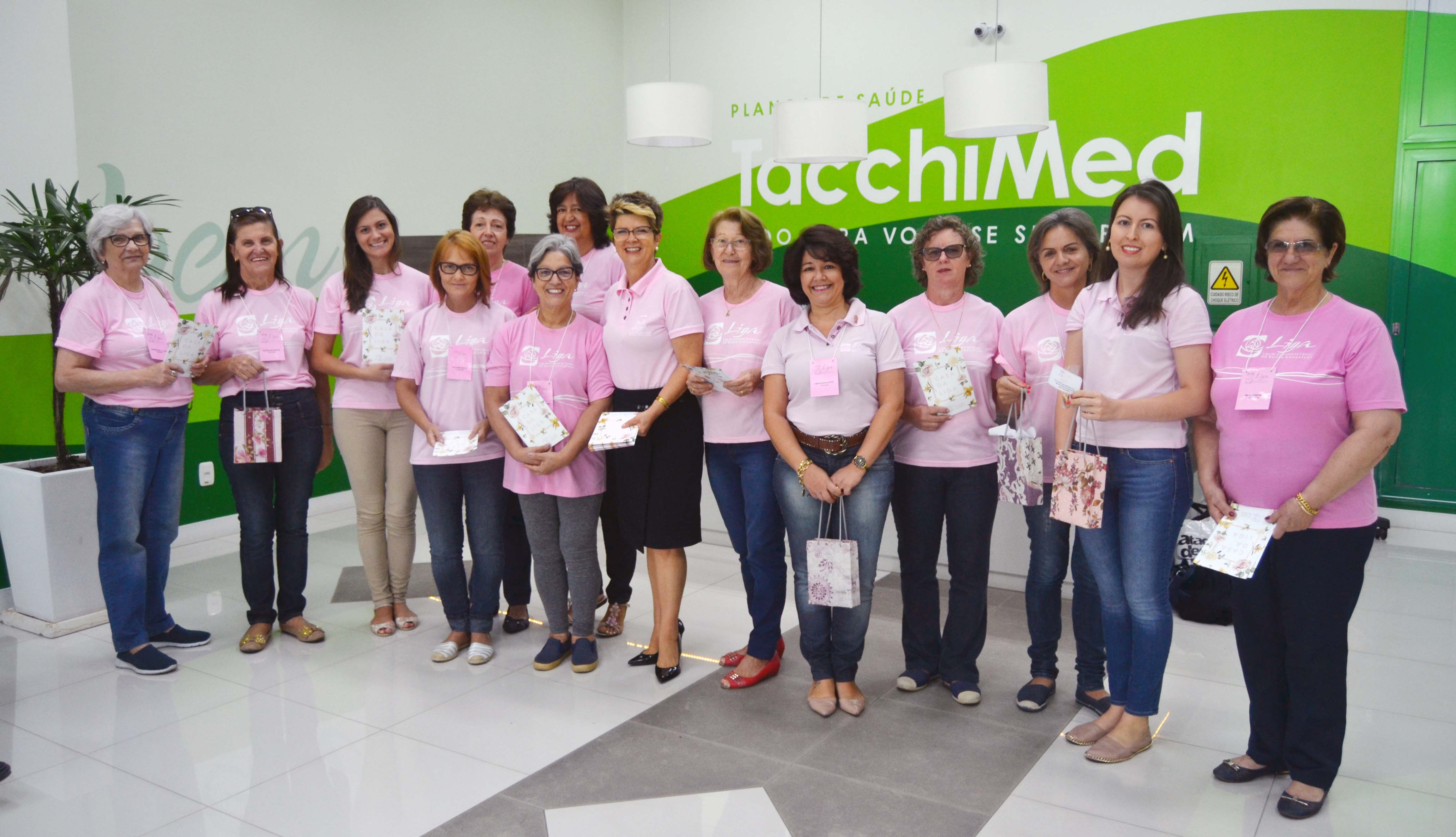 Voluntárias da Liga de Combate ao Câncer de Bento levam solidariedade para quem está em tratamento na Oncologia