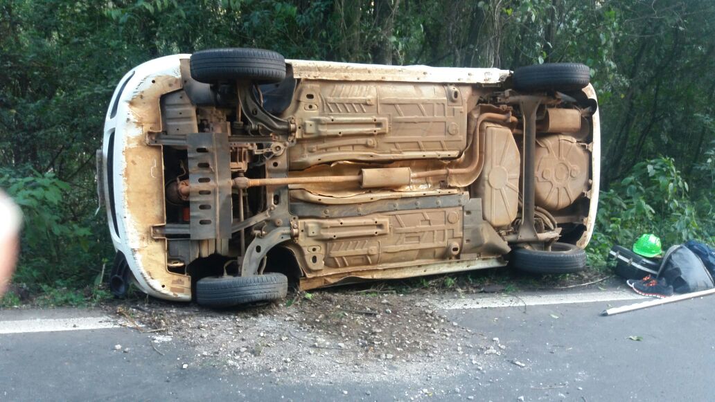 Carro tomba após colisão com caminhão na BR-470 em Veranópolis