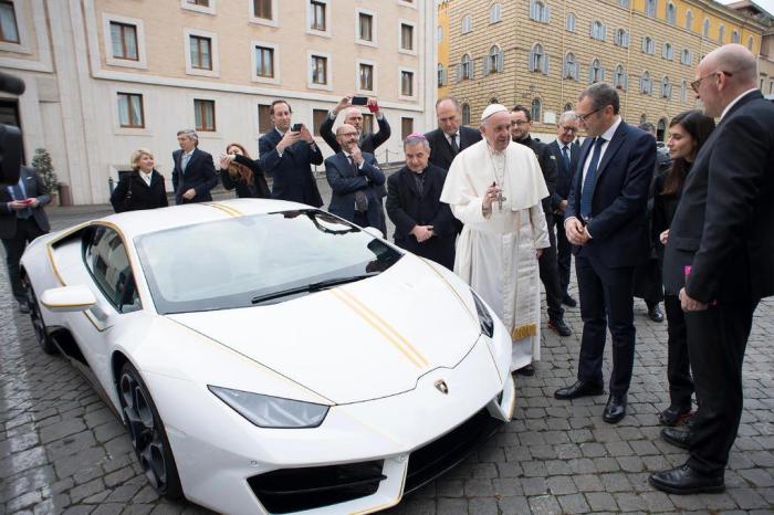 Papa Francisco ganha carro de luxo e coloca em leilão beneficente