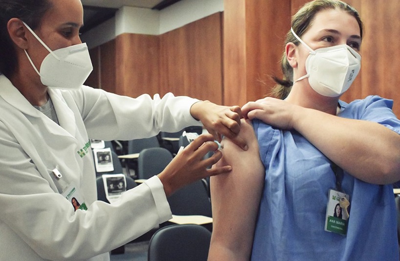 Tacchini inicia vacinação de profissionais da saúde