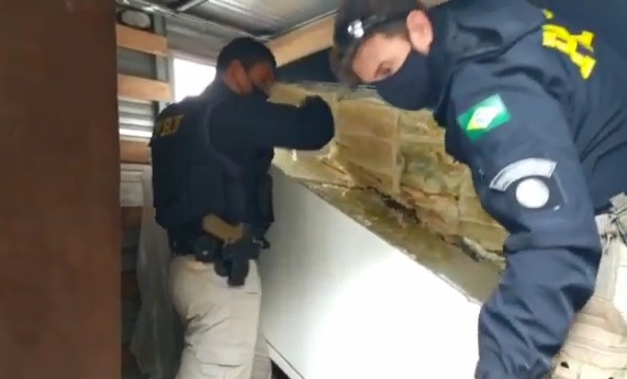 PRF encontra grande quantidade de drogas sendo transportada dentro de geladeira em Montenegro