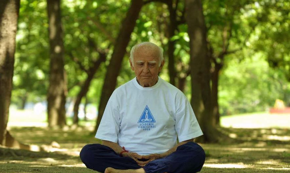 ‘Yoga na Praça’ ocorre em agosto na Praça Achyles Mincarone, em Bento