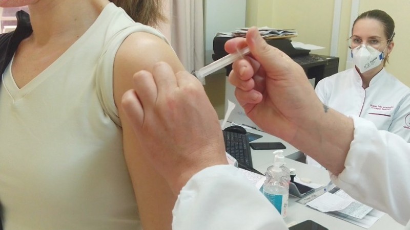 Com vacinação, óbitos por covid-19 têm queda expressiva desde março