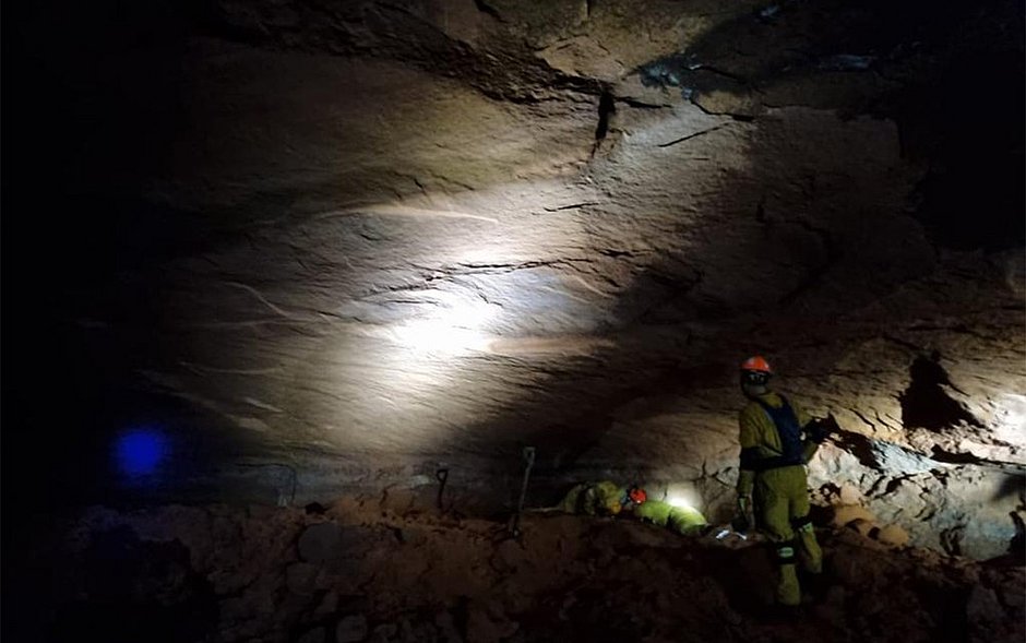 Desmoronamento em gruta deixa 12 bombeiros civis soterrados em SP