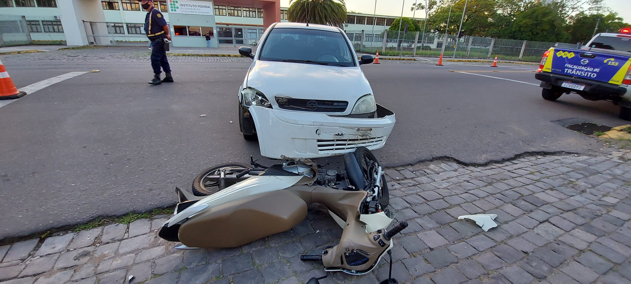 Motociclista fica ferida após acidente no Juventude em Bento