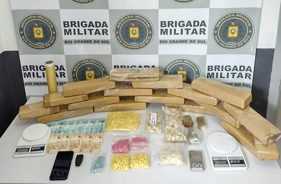 Dupla é presa pela Brigada Militar com mais de R$ 350 mil em drogas em Caxias