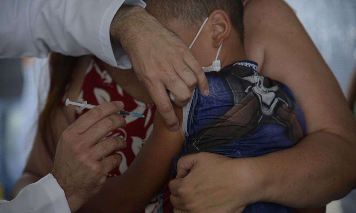AGU: mais de 57 mil menores receberam vacina errada contra covid-19