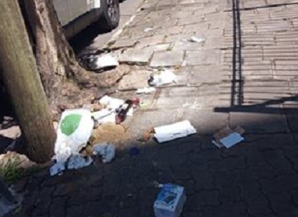 Idosa sofre queda devido a desníveis na calçada da Avenida Osvaldo Aranha, em Bento