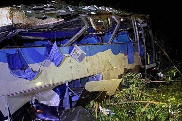 Ônibus com trabalhadores cai em ribanceira e deixa 10 mortos no PR