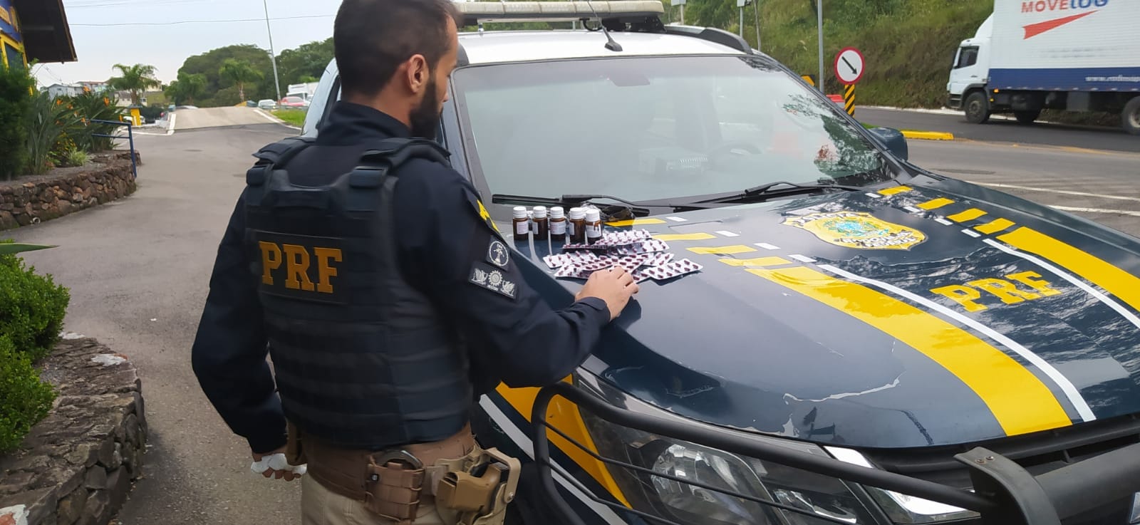 PRF prende na BR-470, em Bento, homem com centenas de remédios importados ilegalmente