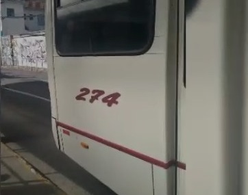 Moradora reclama de atrasos e faltas de ônibus na linha Glória-Municipal, em Bento