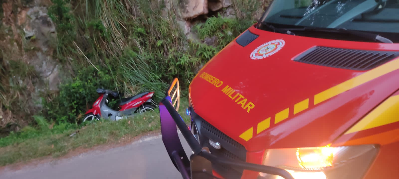 Casal fica ferido após motocicleta sair da pista nos Caminhos de Pedra, em Bento