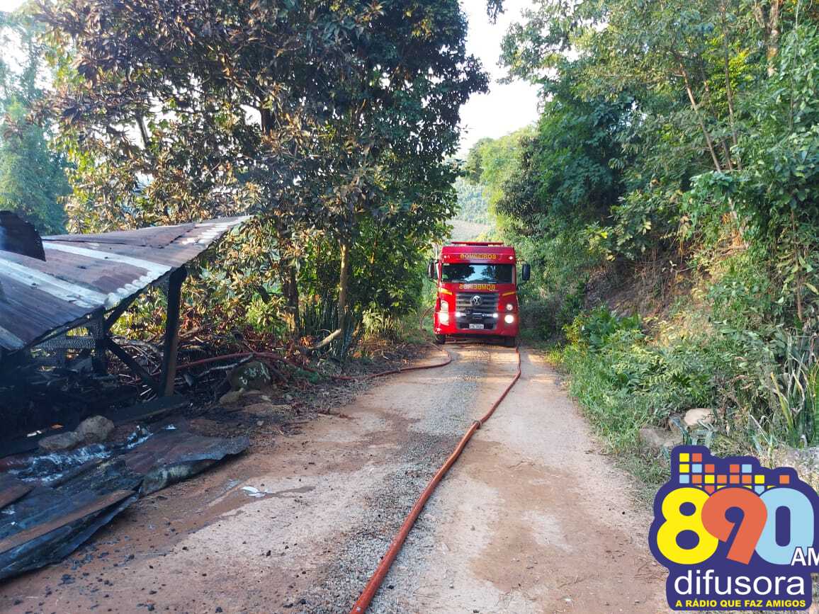 Bombeiros combatem incêndio em galpão na Linha Eulália, em Bento Gonçalves