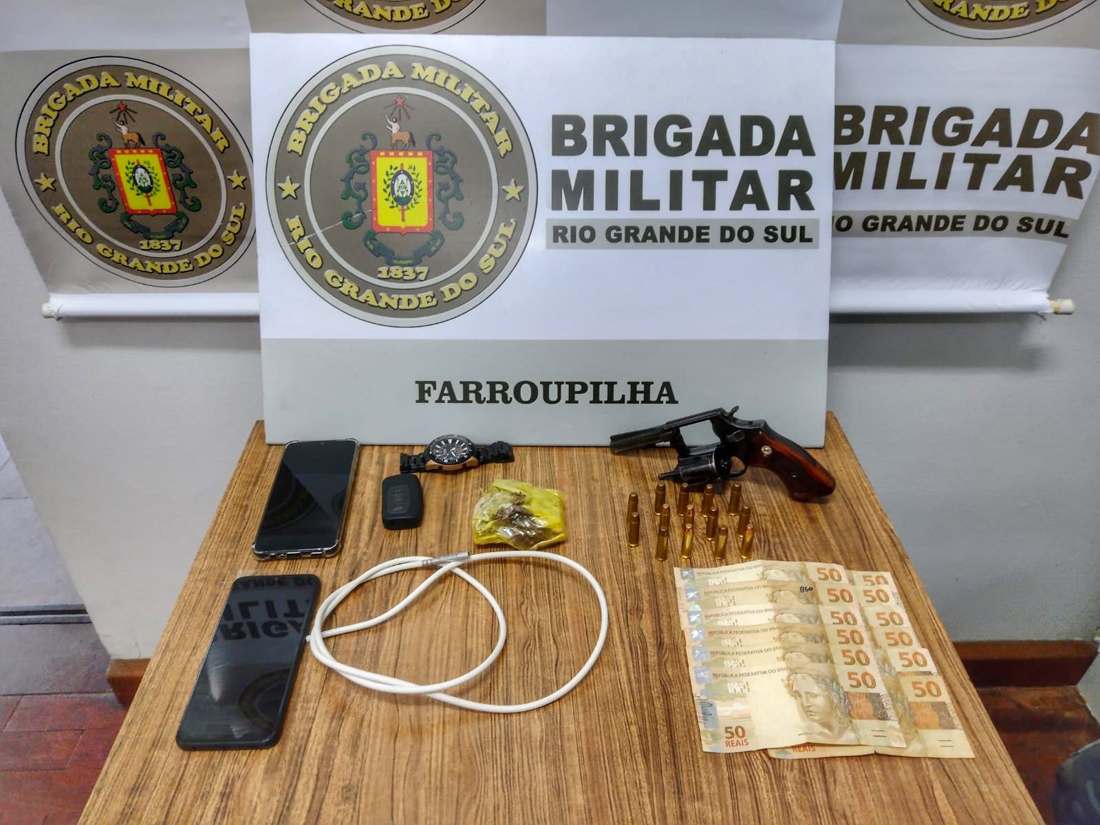 Dupla é presa por tráfico de drogas e porte de arma em Farroupilha