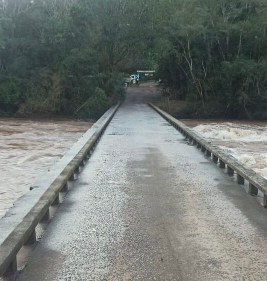 Ponte do Rio Carreiro é liberada para passagem de veículos