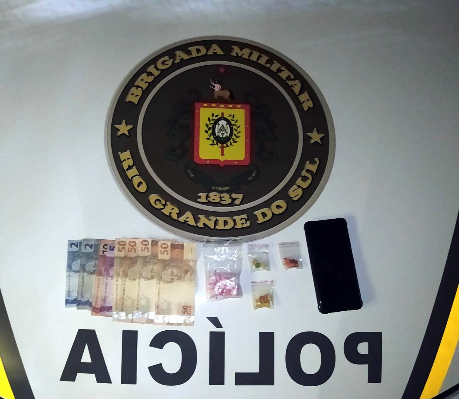 Brigada Militar prende homem por tráfico de drogas e importunação sexual em Canela