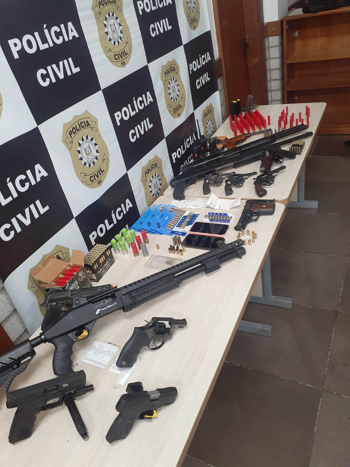 Polícia Civil de Farroupilha desarticula esquema de armazenamento e distribuição de armas