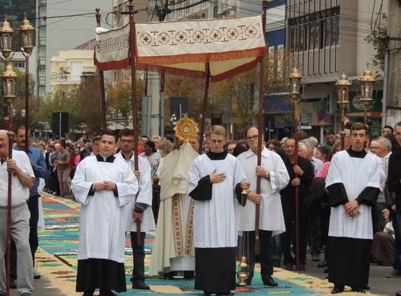 Paróquia Santo Antônio de Bento Gonçalves retoma a tradição dos tapetes para celebrar Corpus Christi