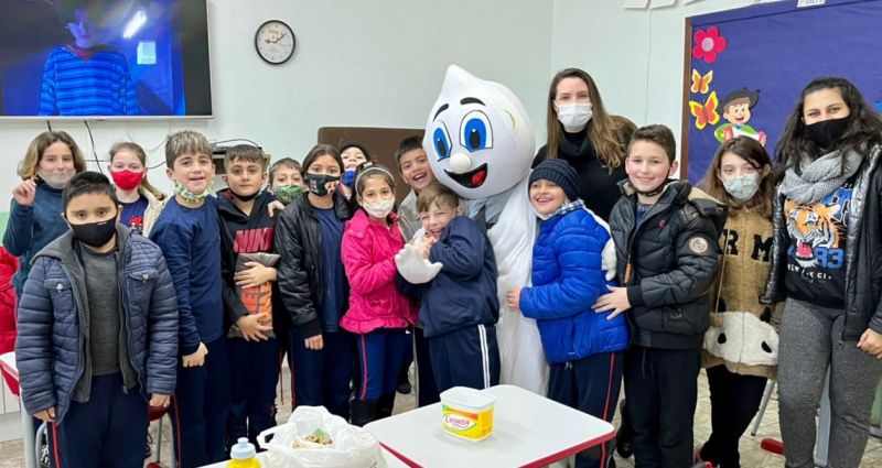 Zé Gotinha visita as escolas de Garibaldi para conscientizar as crianças a vacinação contra a Influenza