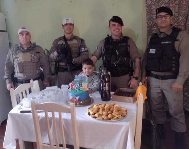 Brigada Militar surpreende menino no dia do seu aniversário em Garibaldi