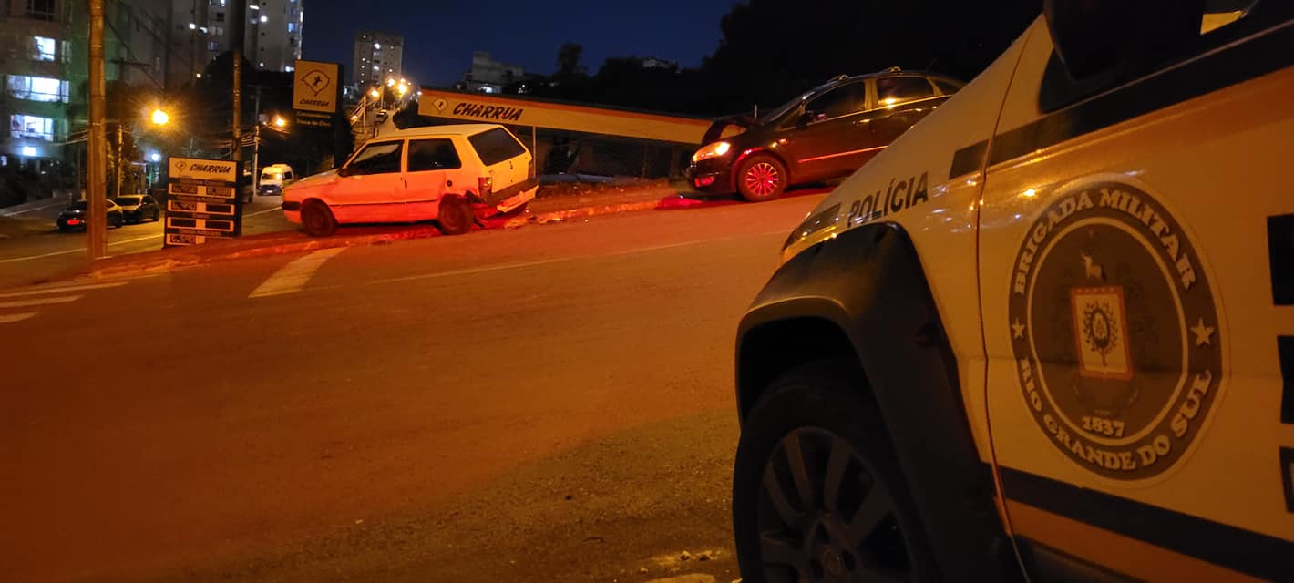 Motorista fica ferido após atingir veículo estacionado no Ouro Verde em Bento