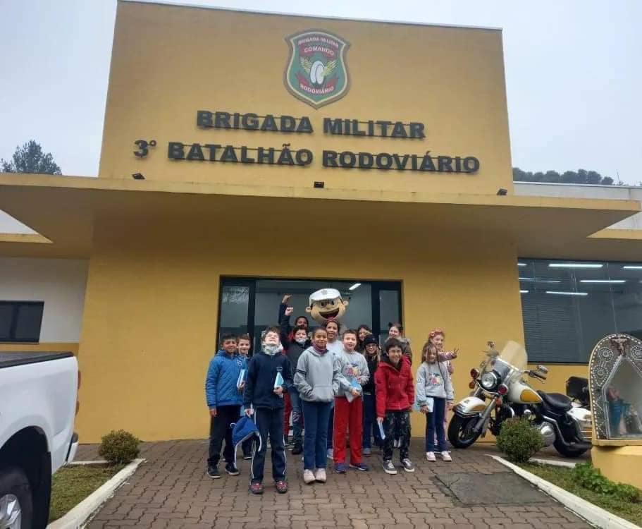 3º Batalhão Rodoviário da Brigada Militar de Garibaldi recebe visita de alunos da Abraçaí