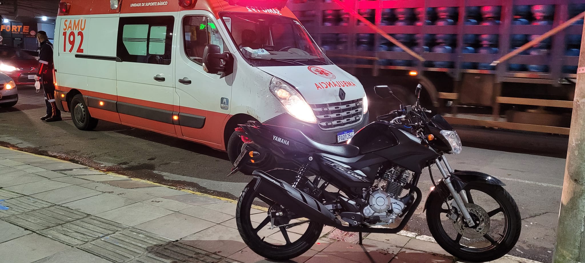 Acidente com três veículos deixa motociclista ferido no Cidade Alta em Bento