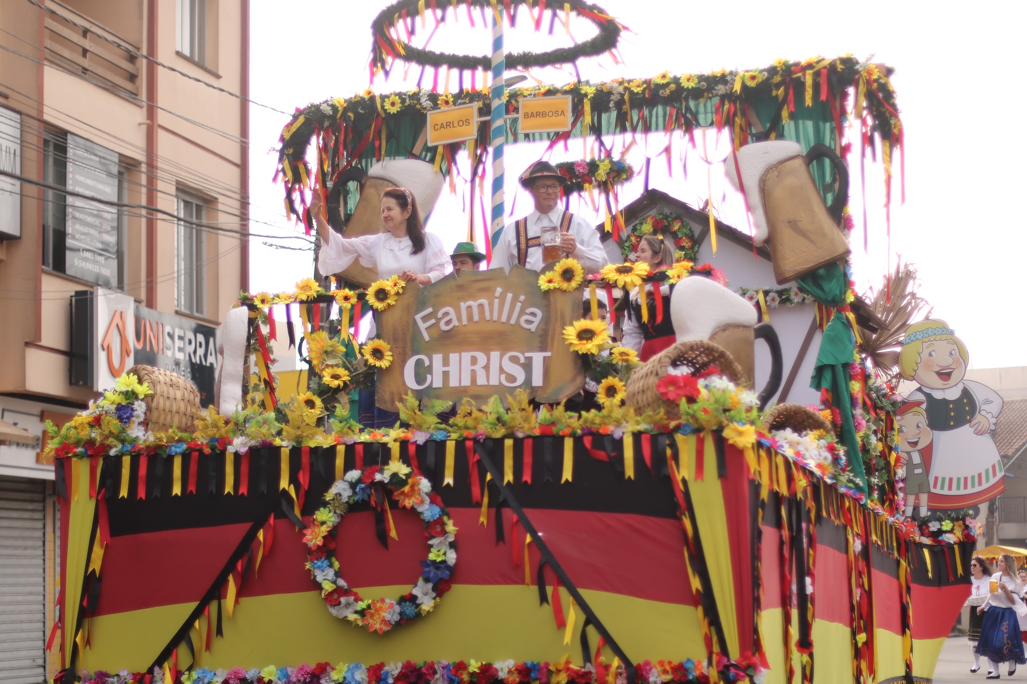 Desfile temático do Festiqueijo atrai  duas mil pessoas em Carlos Barbosa
