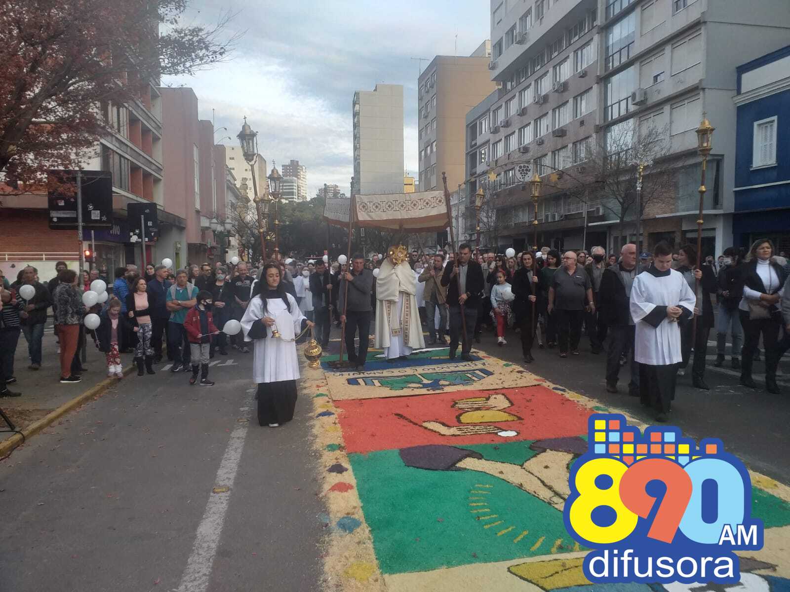 Centenas de devotos celebram o Corpus Christi no centro de Bento Gonçalves