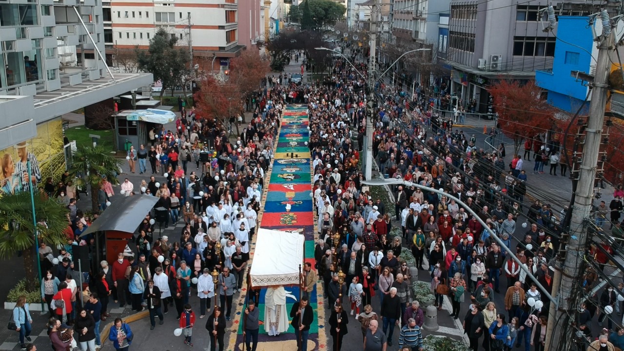 Celebração de Corpus Christi reúne mais de 4,5 mil pessoas no Centro de Bento Gonçalves