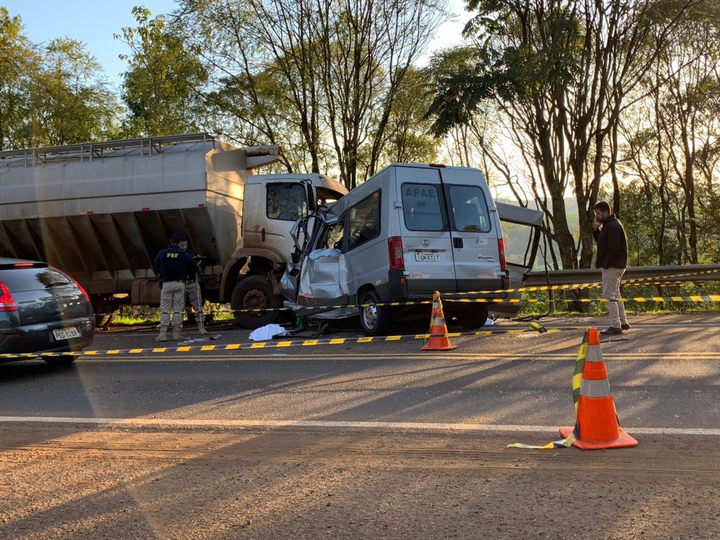Motorista de caminhão que colidiu contra van na BR-386 em Constantina afirma que dormiu ao volante