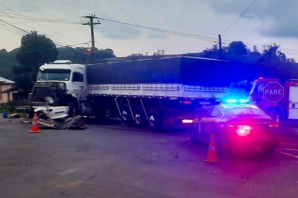 Homem morre após ser ejetado de caminhão e atropelado pelo próprio veículo em Sarandi