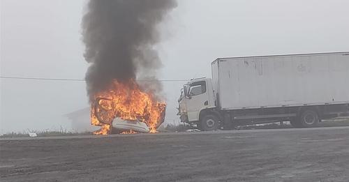 Colisão frontal entre caminhão e automóvel resulta em incêndio e deixa um condutor ferido em Farroupilha
