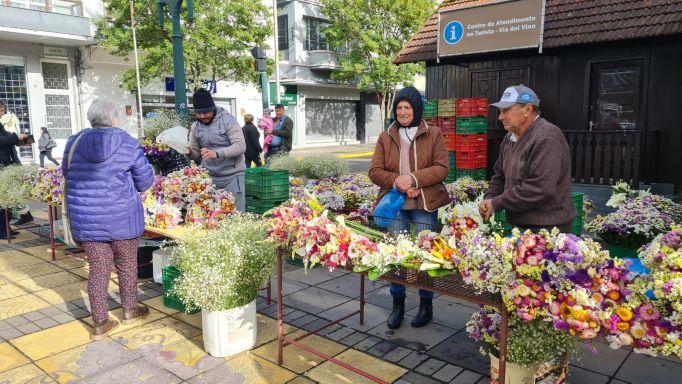 Feira das Flores ocorre nesta sexta-feira, 1, na Via Del Vino, em Bento