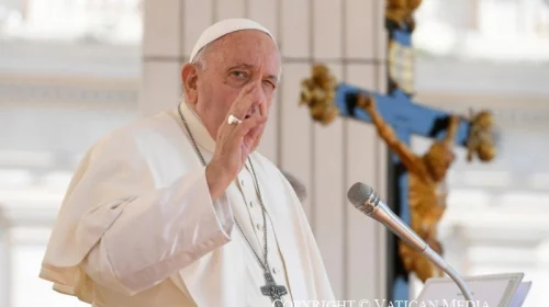 Papa dormiu bem durante a noite após duas insuficiências respiratórias