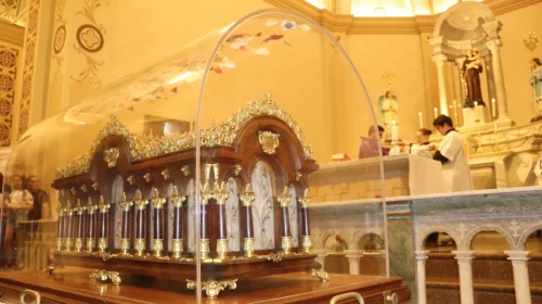 Com grande público, Missa da Juventude é celebrada em Bento, diante das relíquias de Santa Teresinha