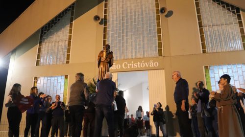 Festeiros de Santo Antônio levam a imagem do padroeiro na Comunidade de São Cristóvão, no Vila Nova II