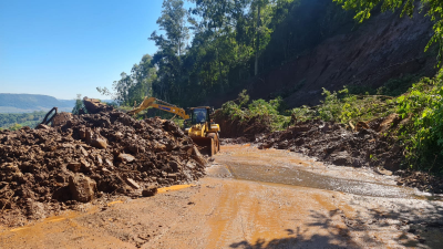 Trabalhos após os deslizamentos seguem com busca por desaparecidos e desobstrução de estradas em Bento