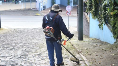 Bento: Smmam atua na limpeza e manutenção das ruas e praças do município