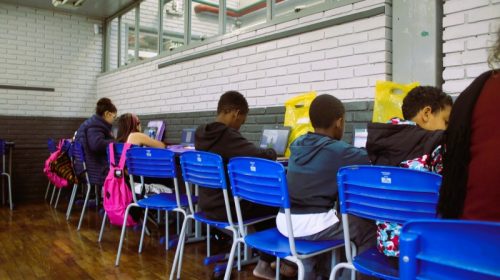 Estado garante continuidade de aulas presenciais em abrigo de Porto Alegre