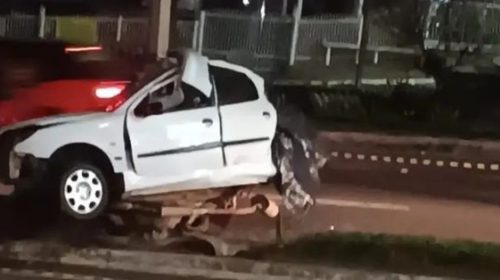 COLISÃO DE CARRO CONTRA POSTE DEIXA UMA PESSOA MORTA NA RSC-453, EM FARROUPILHA