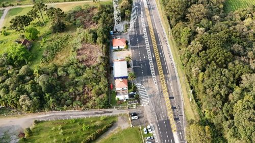 CSG antecipa obras em uma semana e remove antiga praça de pedágio na ERS-122, em Flores da Cunha