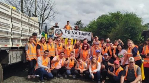 Grupo Solidário Pé Na Lama realiza pedágio solidário na Praça Vico Barbieri, no centro de Bento Gonçalves