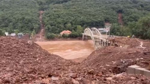 EM MEIO AOS TRABALHOS DE RECUPERAÇÃO DA BR-470, SERVIDOR TERCEIRIZADO DO DNIT LOCALIZA MÃO E ANTEBRAÇO DE VÍTIMA DOS DESLIZAMENTOS NA SERRA DAS ANTAS, EM VERANÓPOLIS