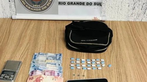 4ºBPCHQ PRENDE MULHER POR TRÁFICO DE DROGAS NO VILA NOVA, EM BENTO GONÇALVES