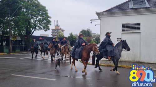 Mesmo com chuva, cavalarianos prestigiam a tradicional Cavalgada de Cristo Rei, em Bento Gonçalves