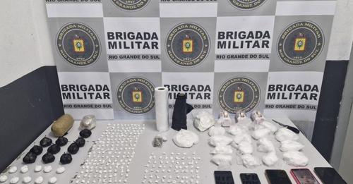 Casal é preso e menor é apreendido com mais de mil porções de cocaína em Caxias