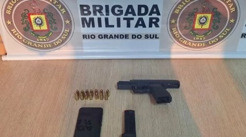 BRIGADA MILITAR PRENDE HOMEM POR PORTE ILEGAL DE ARMA DE FOGO E CUMPRIMENTO DE MANDADO DE PRISÃO, EM GARIBALDI